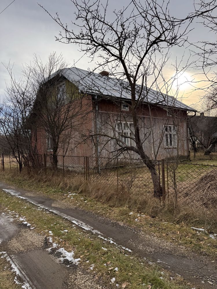 Житловий будинок з ділянкою.