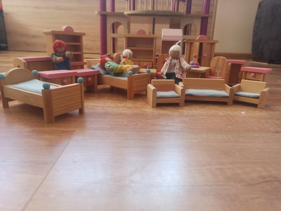 Piętrowy domek drewniany dla lalek z mebelkami i lalkami