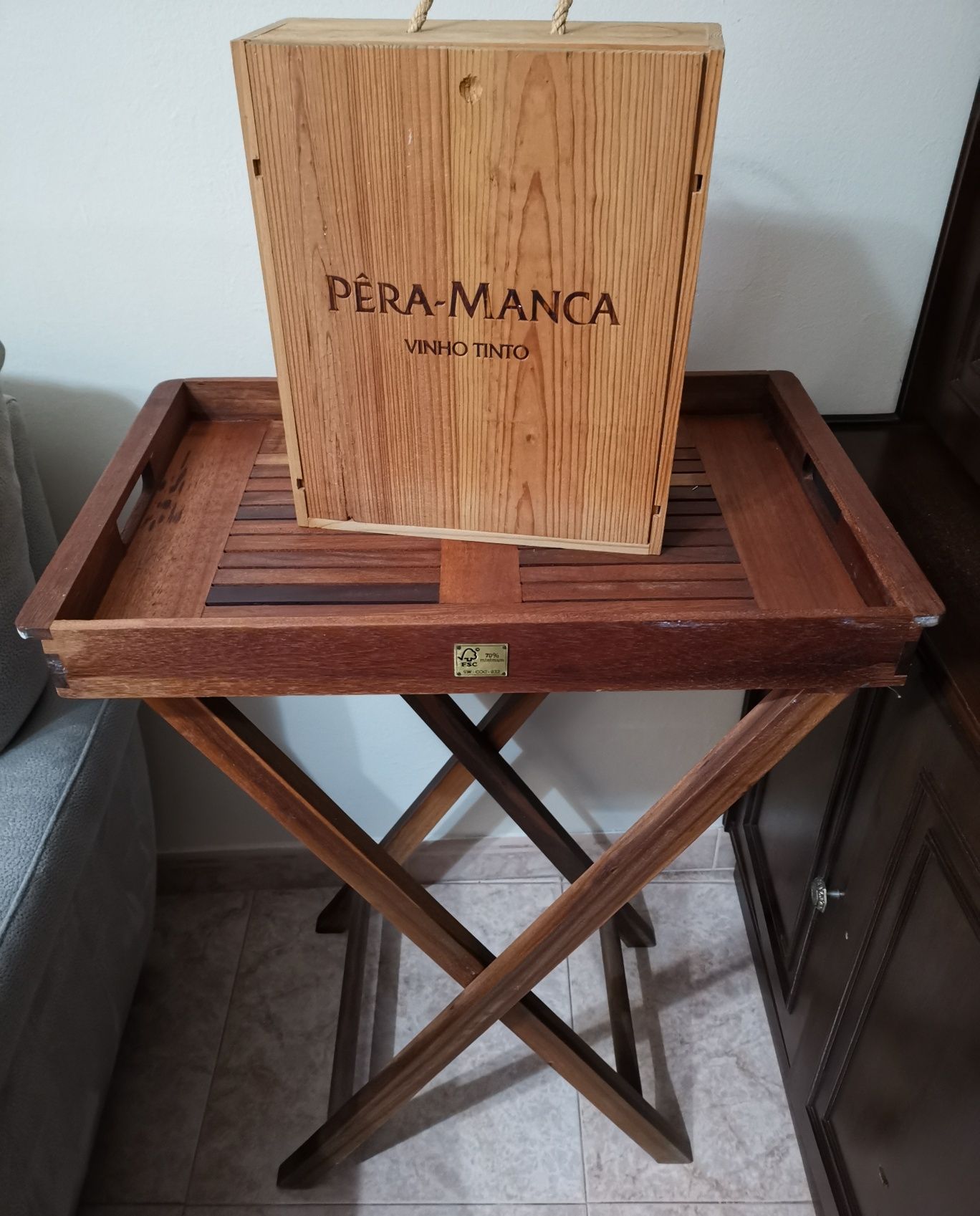 Mesa de Madeira desmontável e CX PÊRA Manca