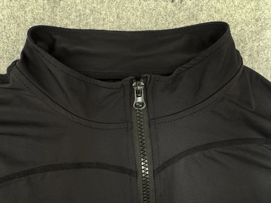 Спортивний топ з розрізами для пальчиків