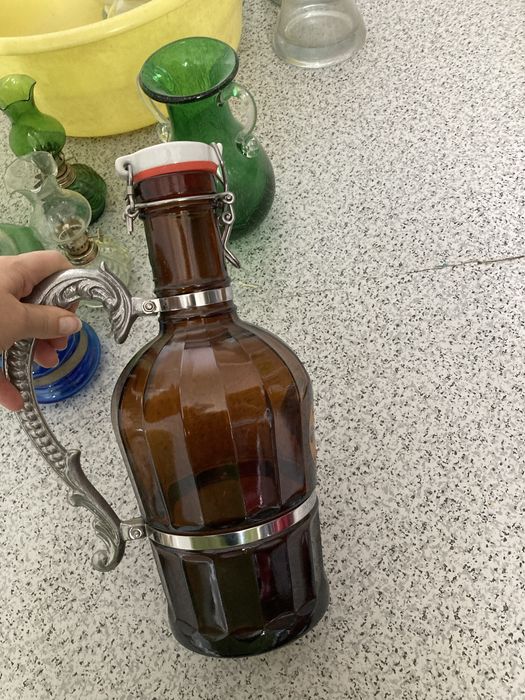 ozdobna butla z piwa rzemieślniczego lub kolekcjonerskiego growler