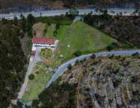 Moradia  T5, com grande área de terrenos, 5.700 metros quadrados.