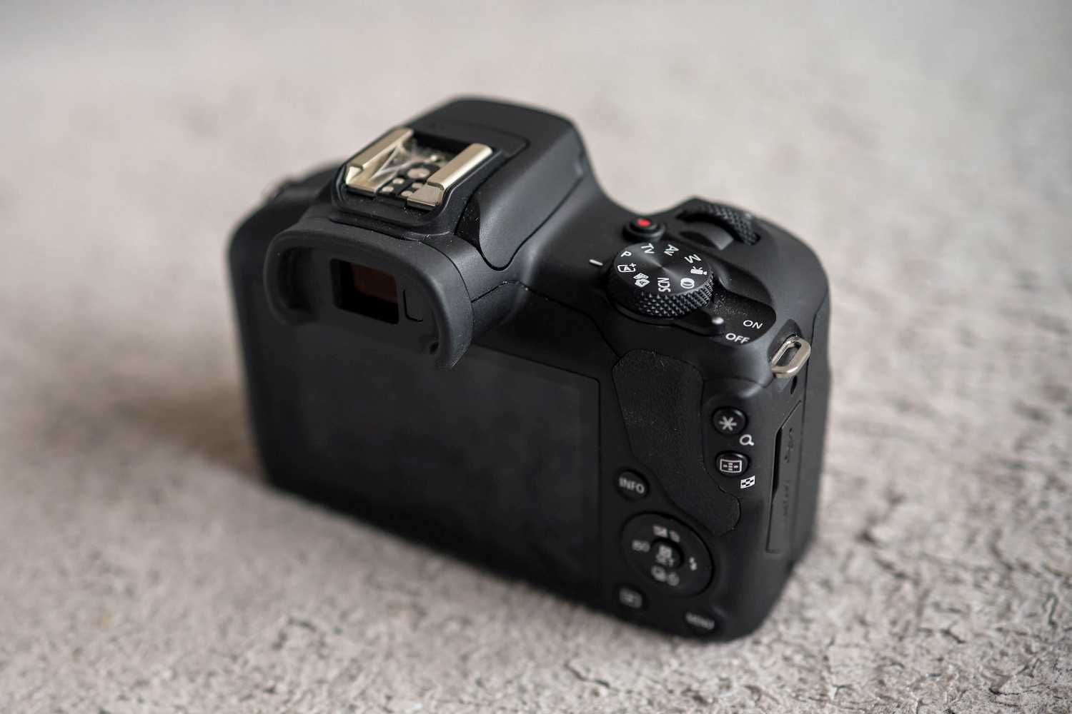 CANON EOS R100 - IDEAŁ, jak nowy - raz użyty. Bezlusterkowiec