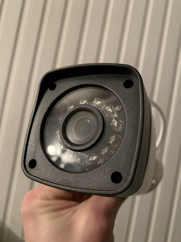 Камера відеоспостереження внутрішня/зовнішня AHD-7004H-4