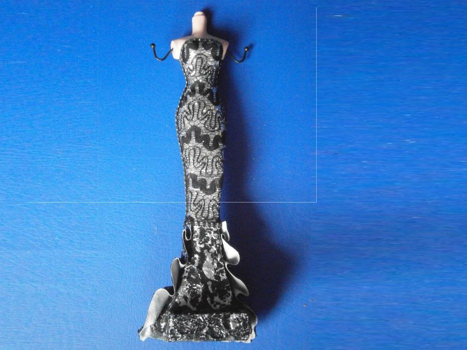 Wieszaczek wieszak na biżuterię manekin figurka figura