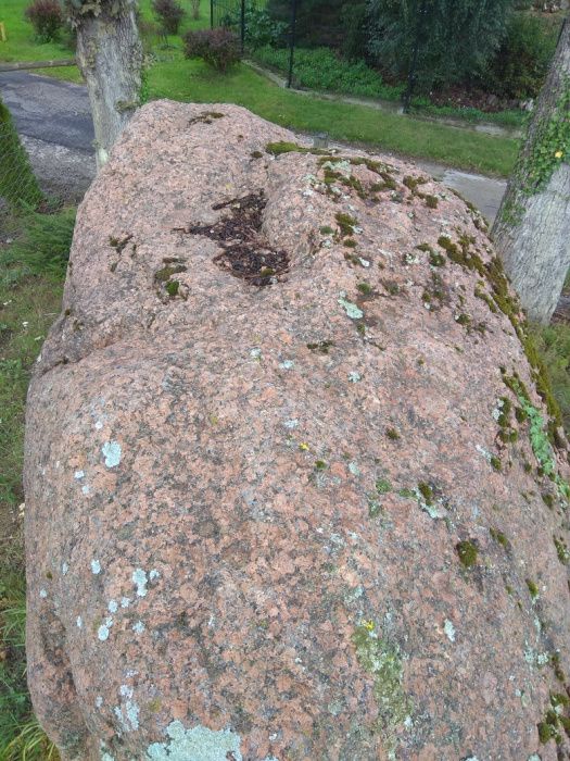 Głaz narzutowy kamien czerwony granit