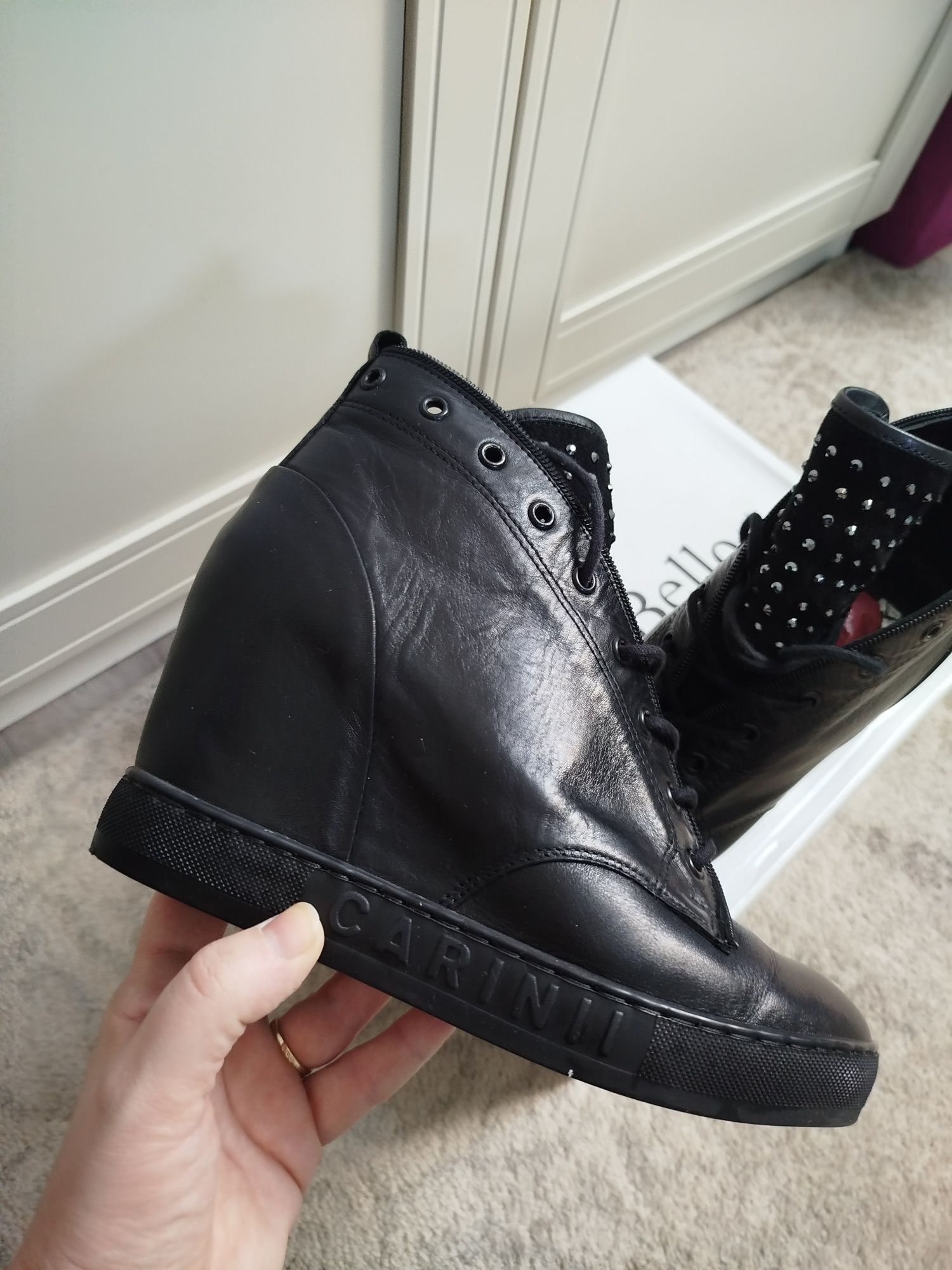 Sneakersy na koturnie Carinii 40 czarne