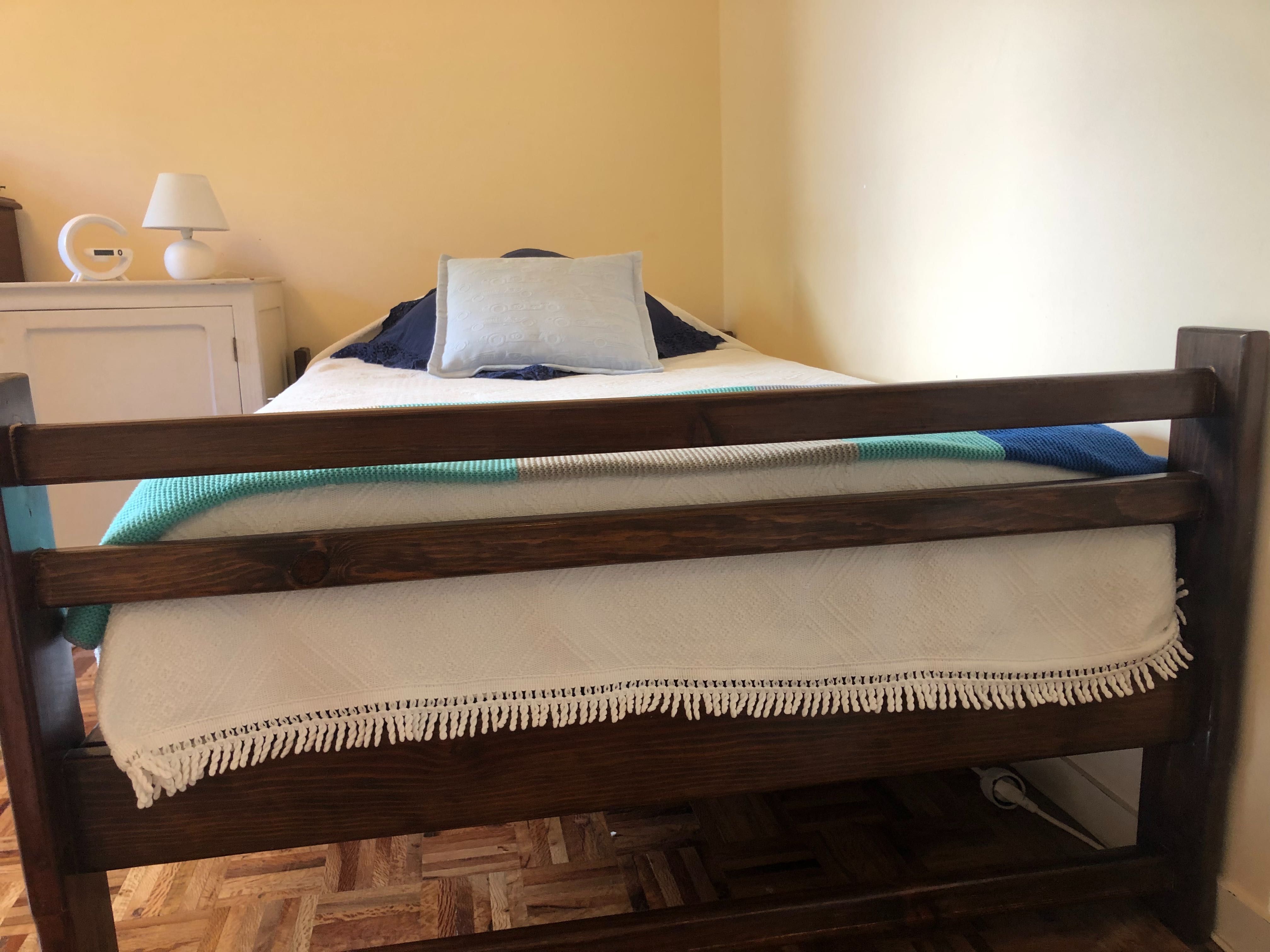 Cama individual em madeira com colchão
