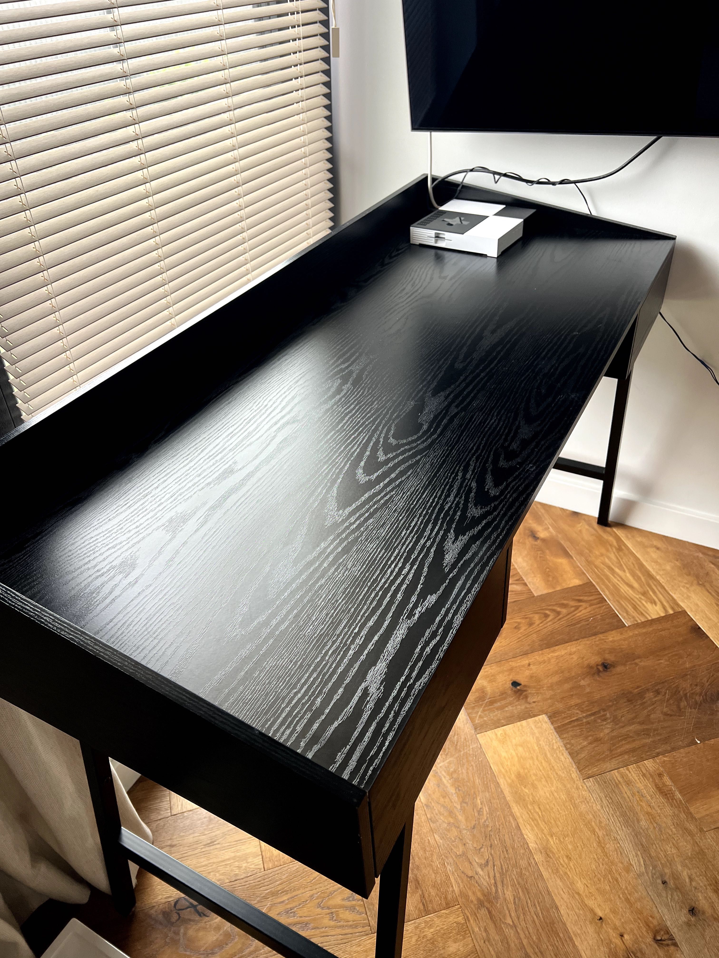 Minimalistyczne,  designerskie, czarne biurko z szufladami