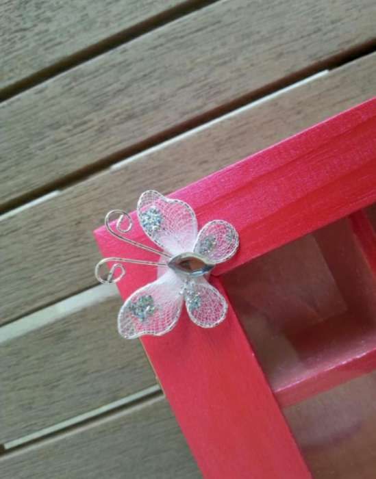 Caixa de madeira rosa, com divisórias, strass e borboleta