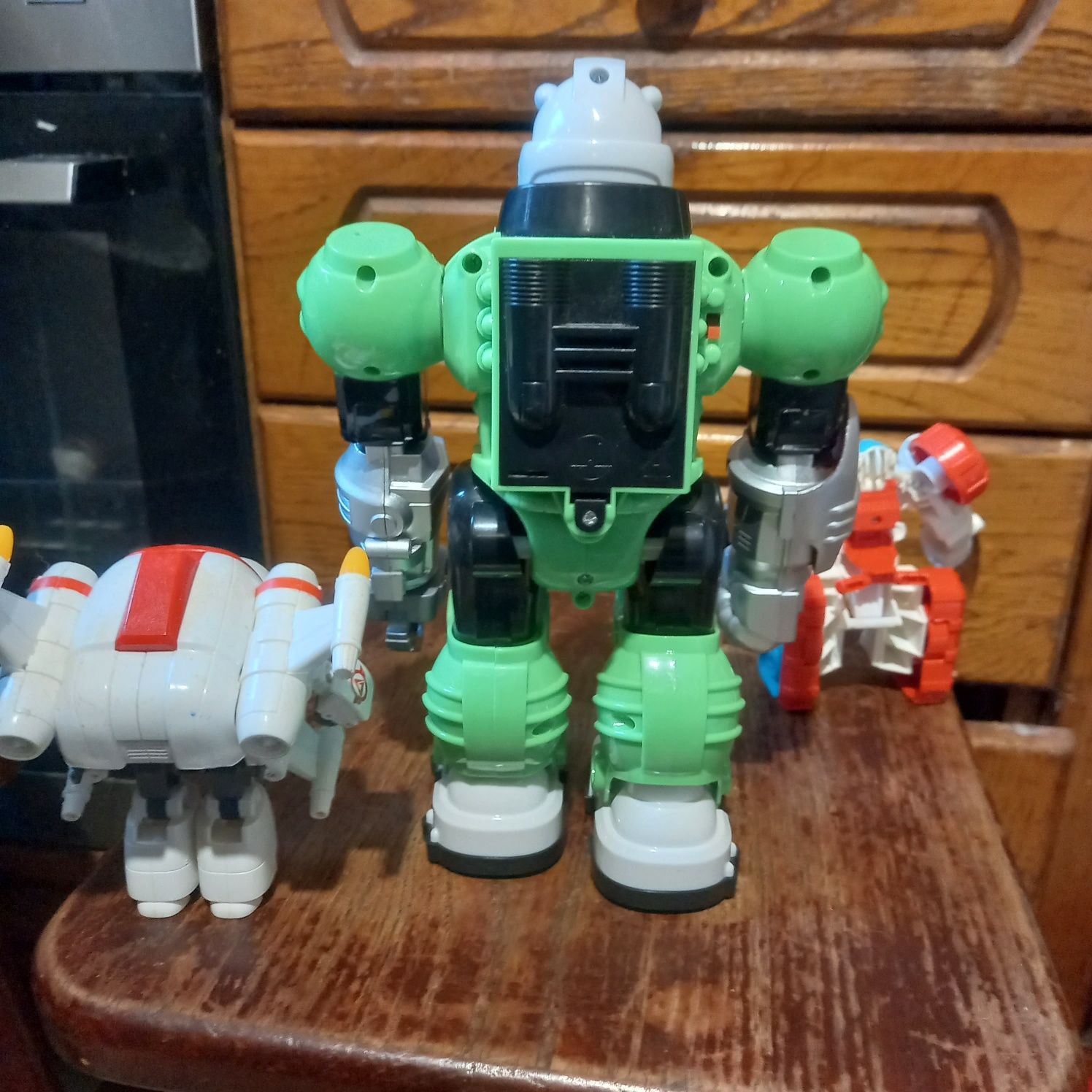 Робот  , комплект,  на батарейках, трансформер,бу , и3