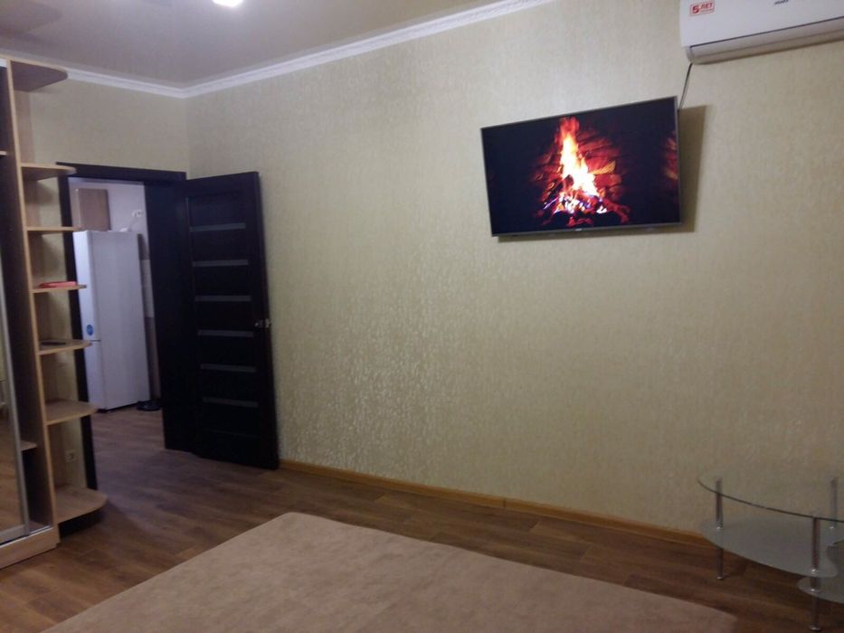 Подобова оренда квартири.. Двухкомнатная. 95 квартал, Центр, Ашан