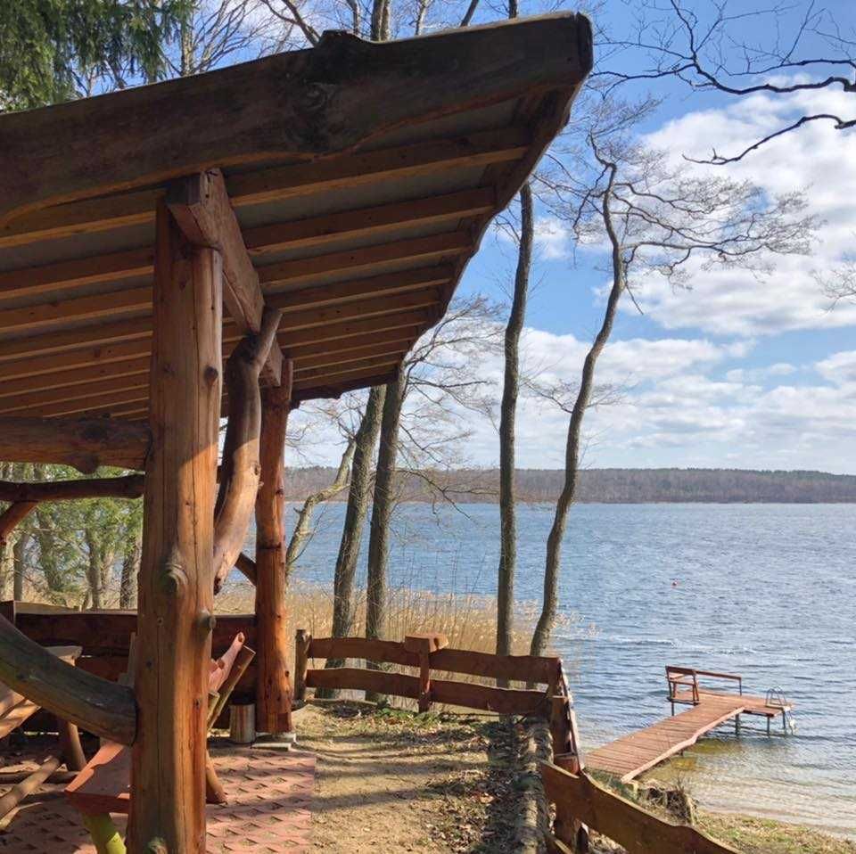 Domek nad jeziorem z własną linią brzegową