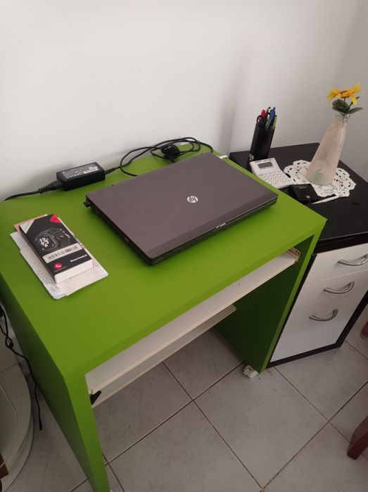 Mesa de Computador e Cómoda