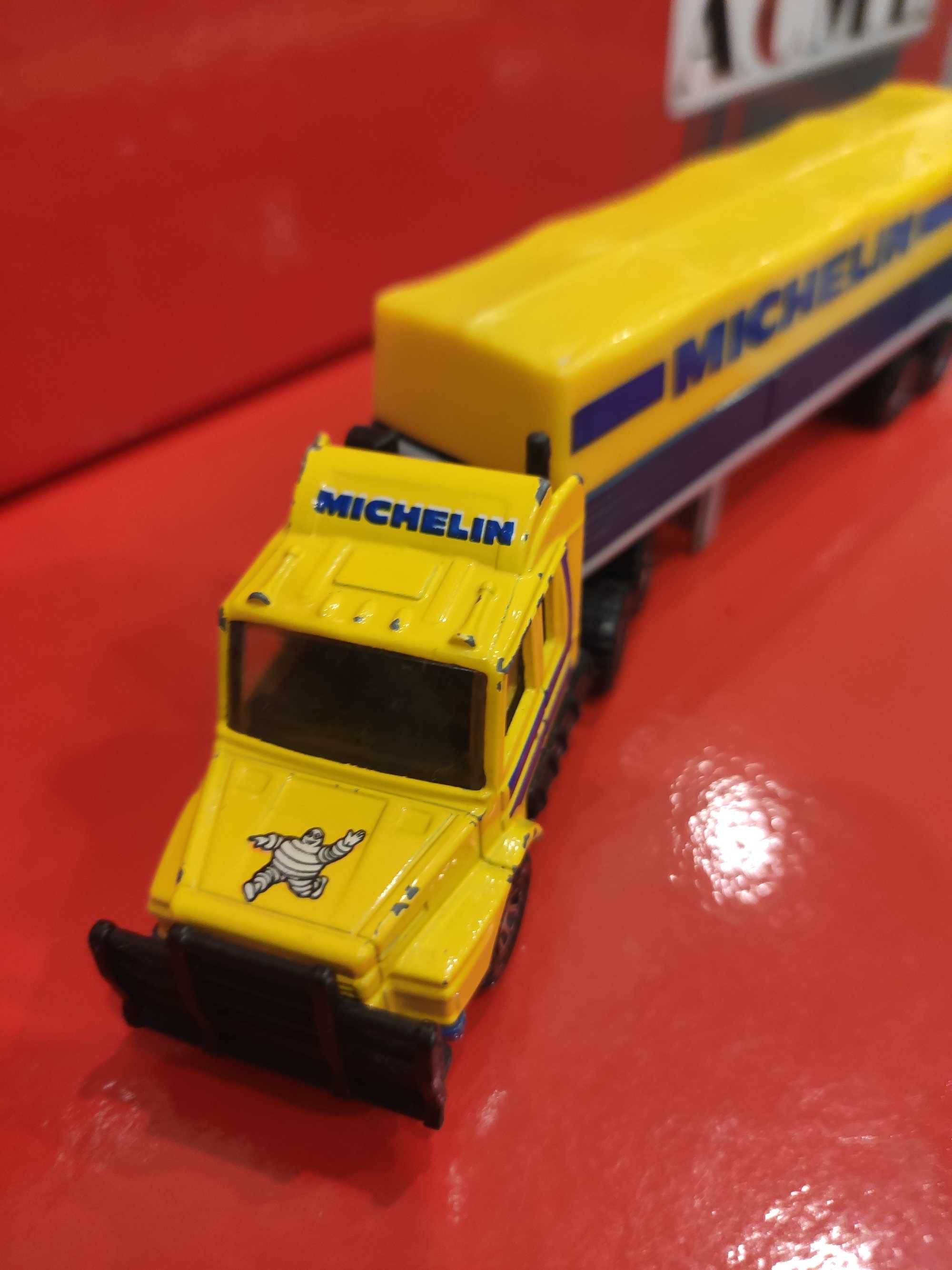 Matchbox Scania z naczepą Michelin plandeka Convoy