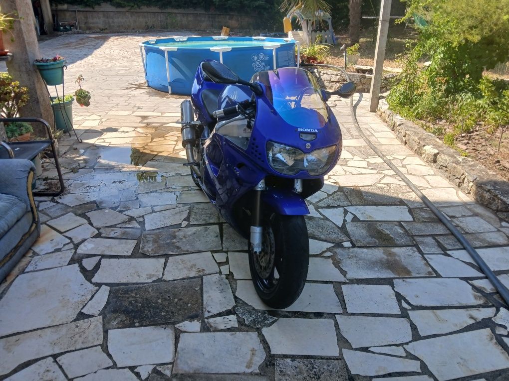 Honda cbr 900 rr fireblade