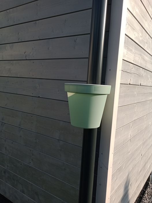 Doniczka na kwiaty na rurę odpływowa, rynnę my