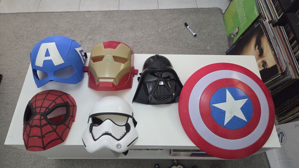 Vendo várias figuras de super heróis /star wars