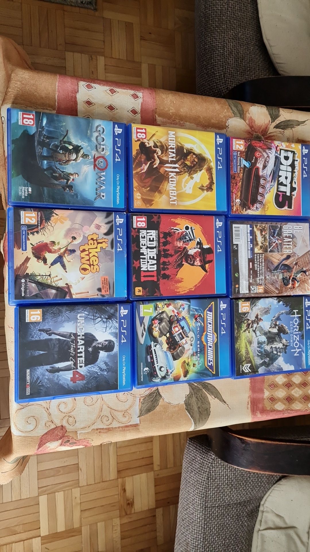 PlayStation PS4 pro pamięć  1 TB plus 9 gier