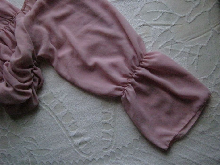 Рожевий топ з об'ємними рукавами