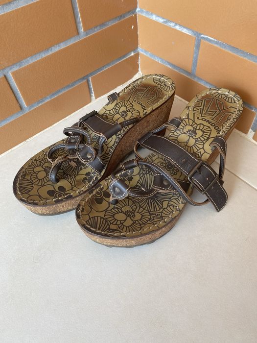 Sandálias de cunha marca Fly