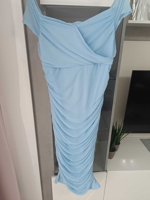 Ciążowa dopasowana błękitna niebieska sukienka obcisła