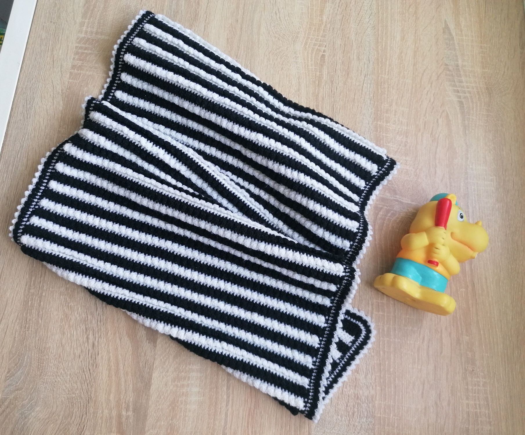 Nakrycie pled ażurkowy do wózka 86x40cm w paski białe i czarne