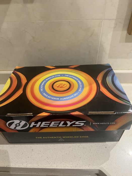 Tenis com rodas na caixa 31