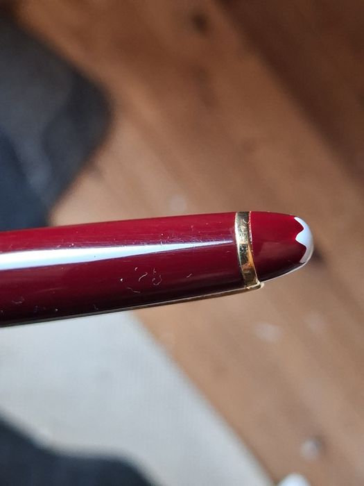 Caneta Montblanc Classic burgundy e ouro