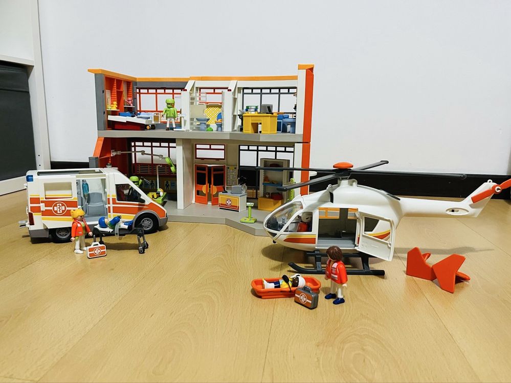 Hospital com Helicóptero e Ambulancia Playmobil