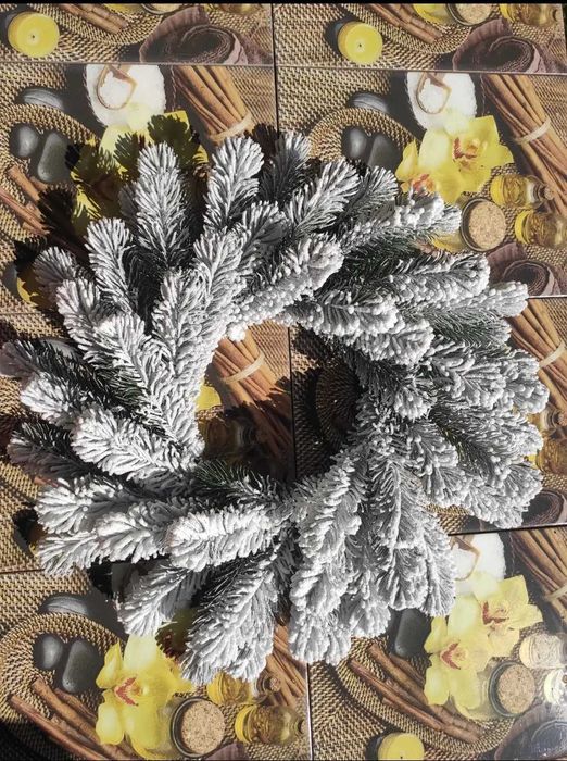 Ялинка,гірлянда та віночки