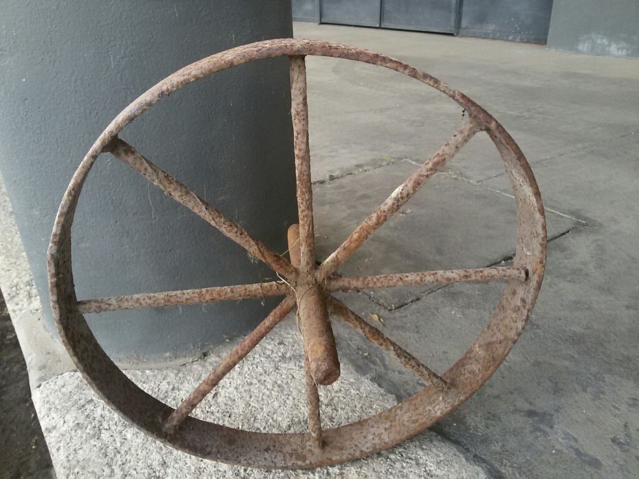 Roda de ferro de um semeador +2 peças de ferro (antigas)