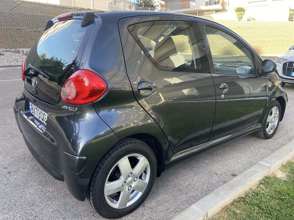 Toyota Aygo • Jantes Especiais • Multimidia • AC  • 129 mil km