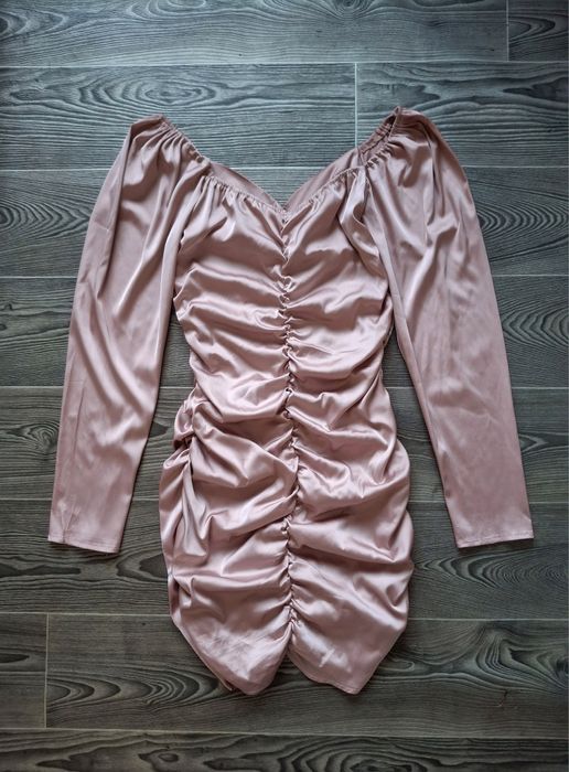 Красива атласна сукня