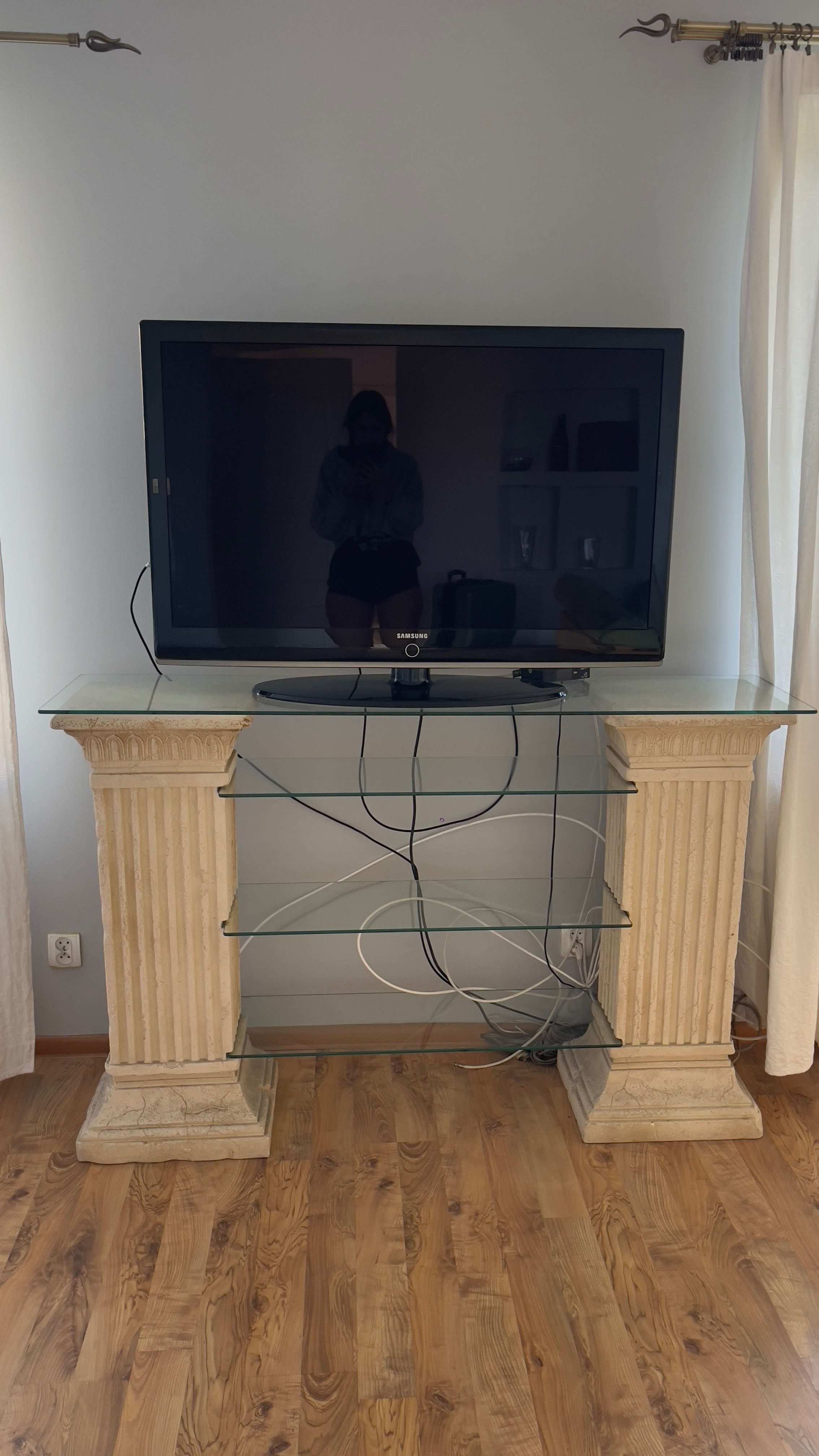 szafka półka na telewizor kolumny greckie szklana