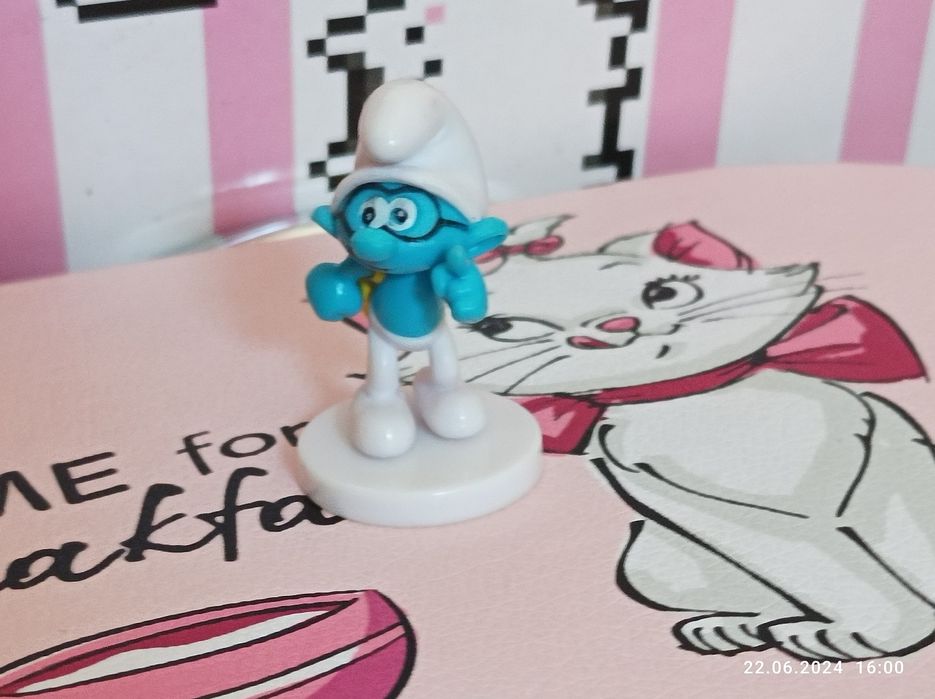 Figurki Smerfów.