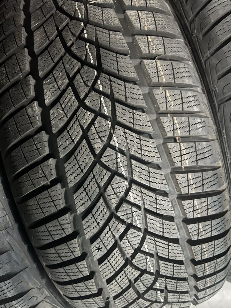 255/40/18+225/45/18 R18 Goodyear Ultra Grip Pirfomance + 4шт нові зима
