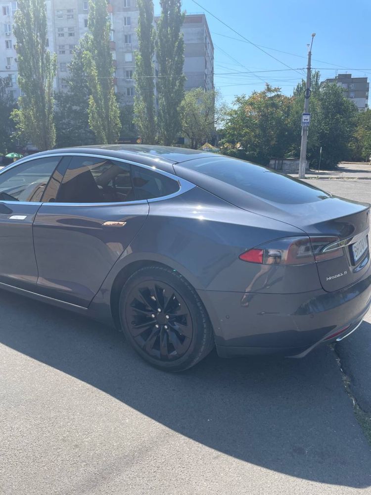 Tesla model S 85D