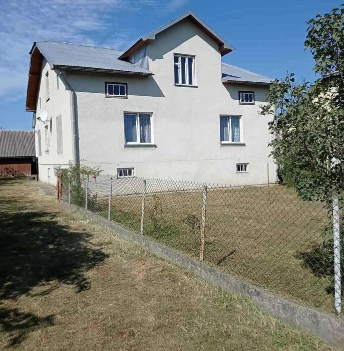 Продається будинок та земельна ділянка. Ідеальне розташування.