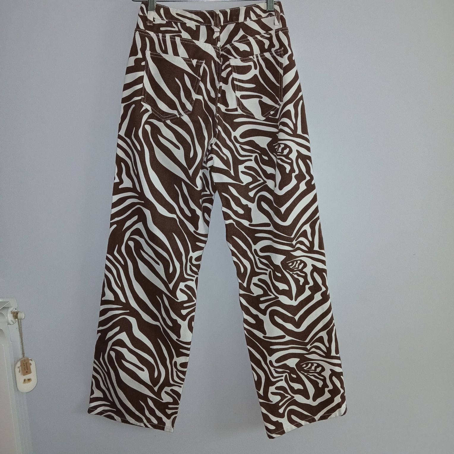 Calças wide-leg com padrão zebra branco e castanho