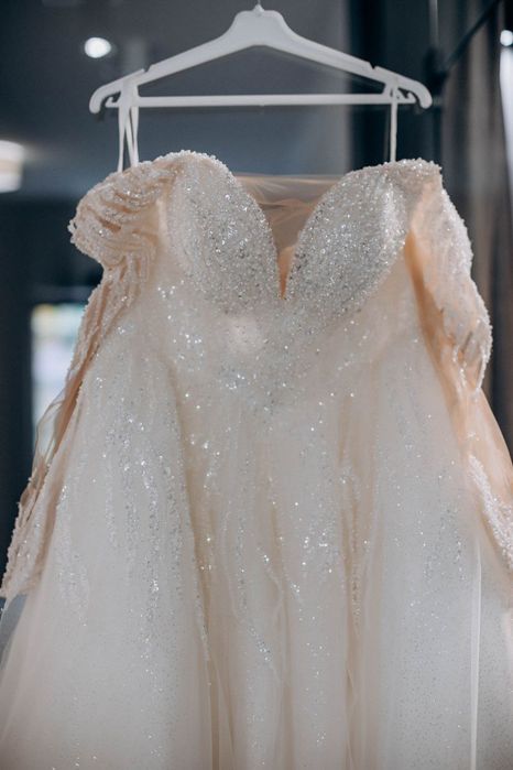 Весільне плаття з шлейфом