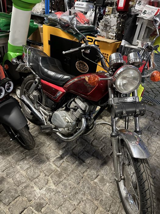 Honda CM 125.