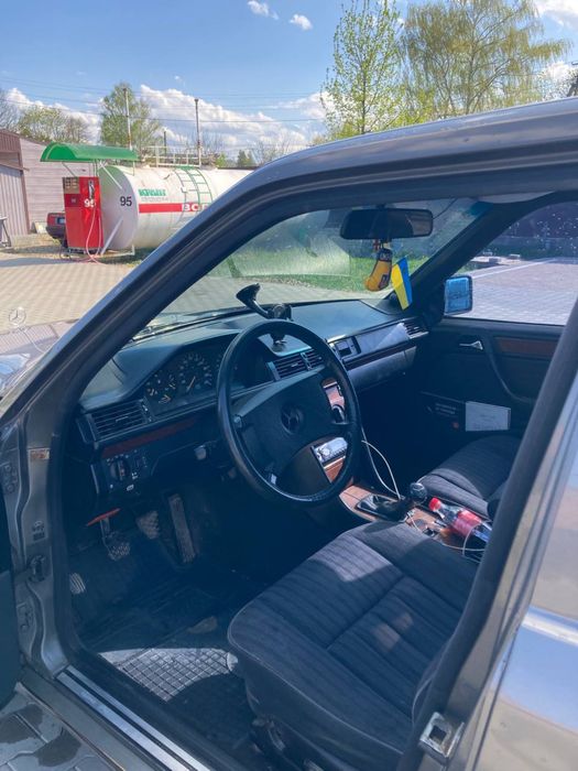 Продається Mercedes-Benz E 124 1992 р. 2.0 бензин на зимовій резині