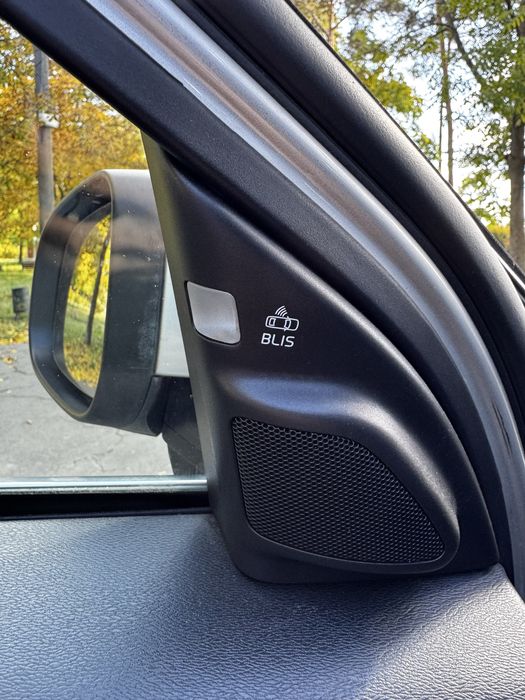 Автомобіль сірий Volvo V70