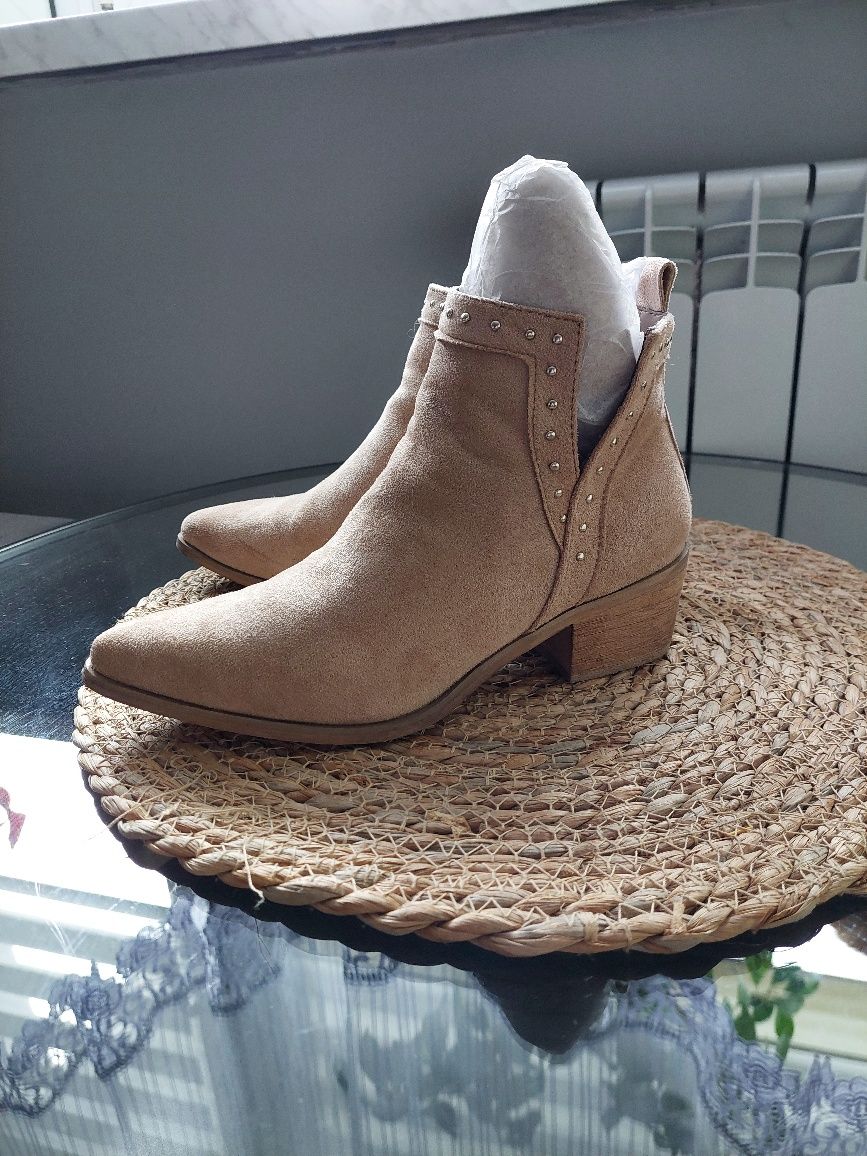 Beżowe botki na niskim obcasie