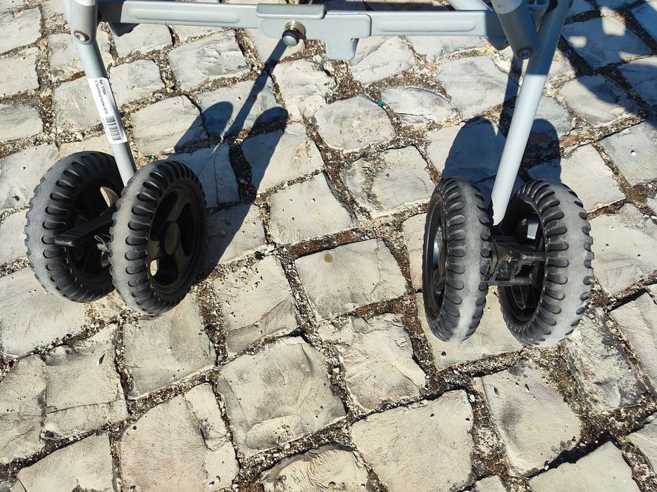 Vendo carrinho de bebé ZY SAFE – leve, prático e em excelente estado!