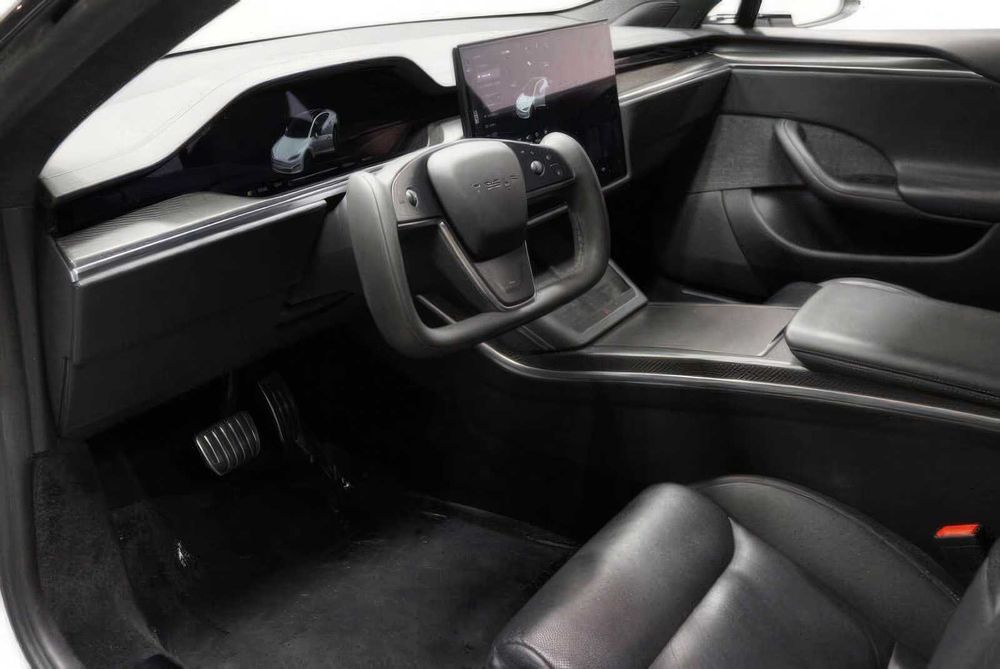 Tesla Model S Plaid      2022