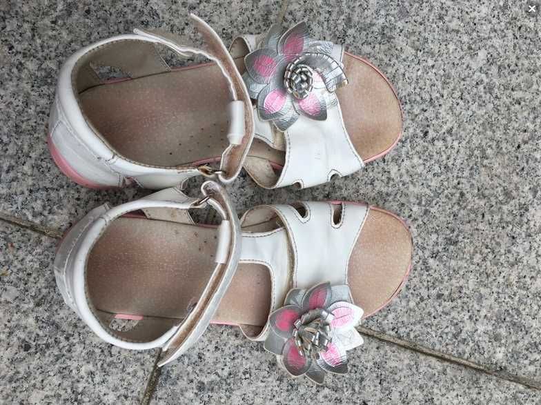 Sandałki dziewczęce skórzane białe z kwiatkiem regulowane uprane r.30