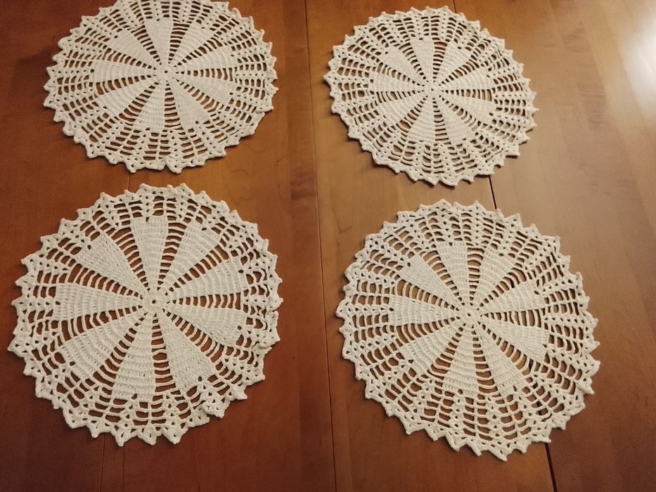 Conjunto de quatro naperons em renda feita á mão