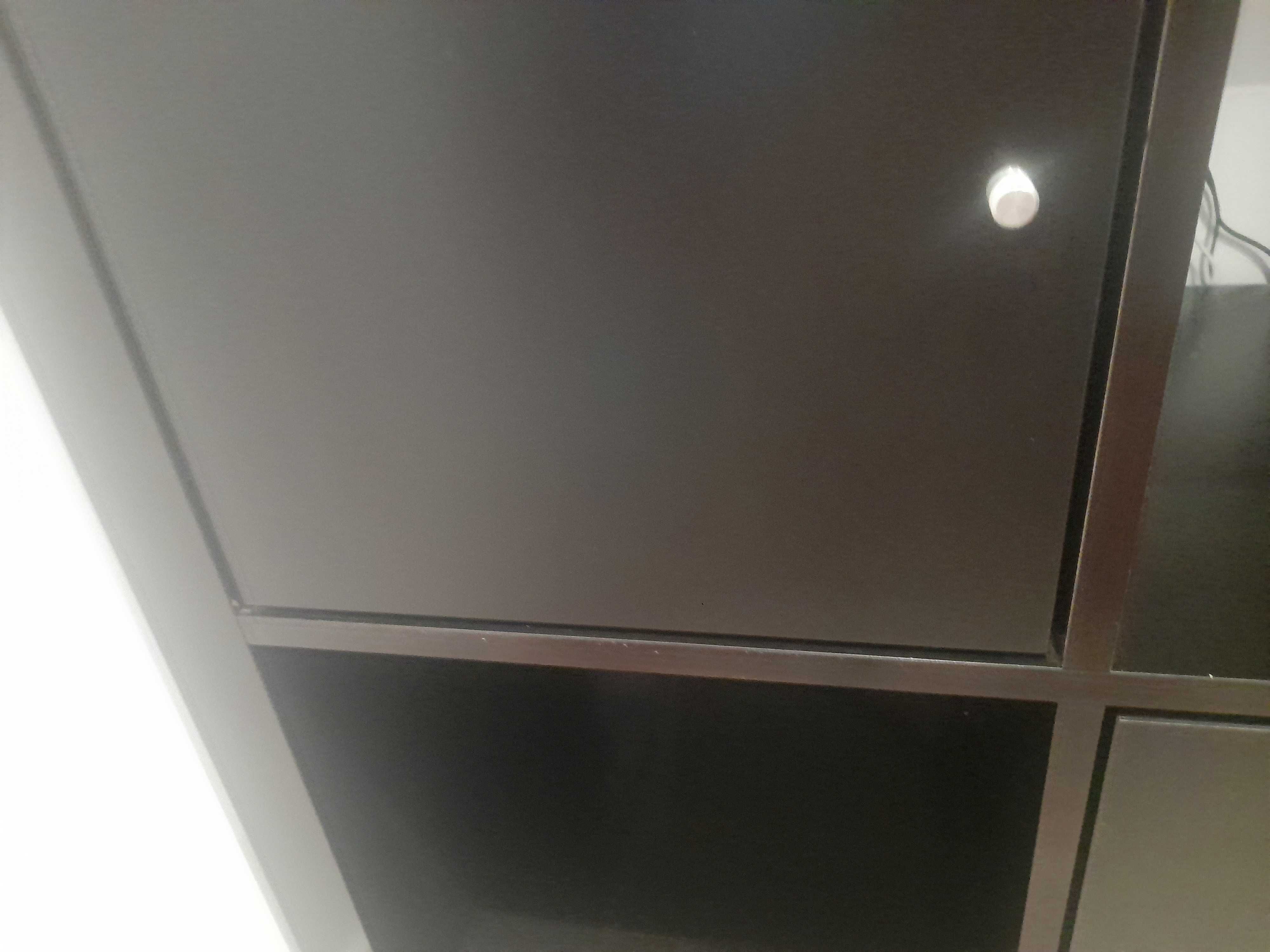 Estante com portas